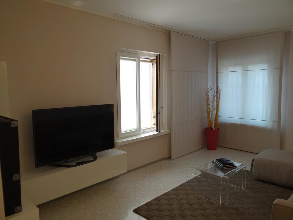 Theater Verona Luxury Apartment Bilik gambar